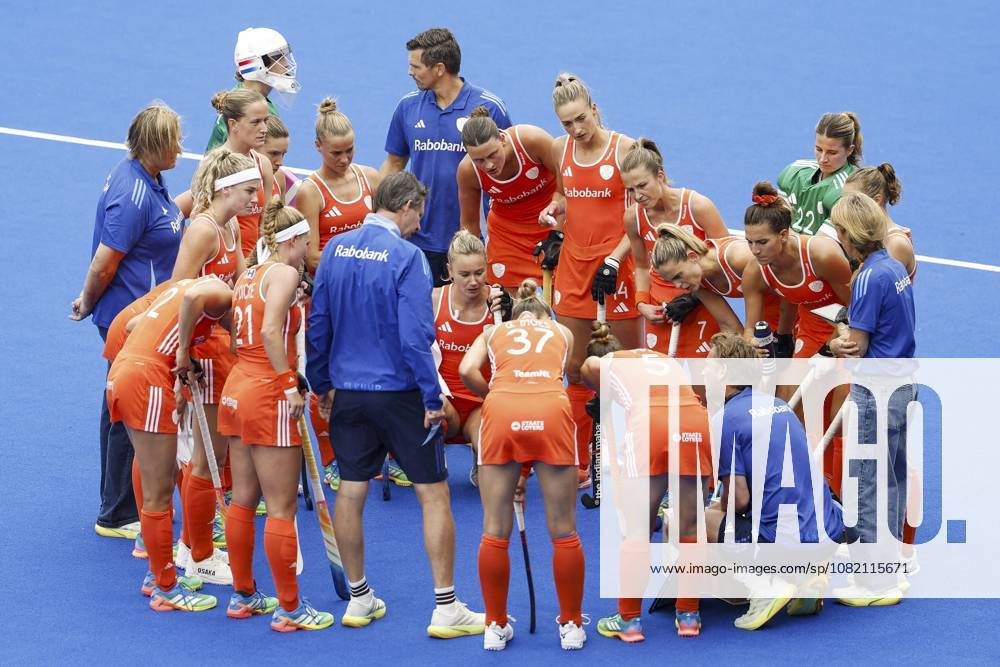 AMSTELVEEN - Dutch players consult with Netherlands national coach Raoul Ehren during the Hockey World Cup final between the Netherlands and Argentina at the Wagener Stadium. BAS CZERWINSKI ANP ANPxSportx IVx 566510733 originalFilename: 566510733