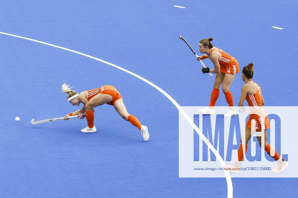 AMSTELVEEN - Yibbi Jansen of the Netherlands scores the 1-0, Marleen Jochems of the Netherlands and Frédérique Matla of the Netherlands during the Hockey World Cup final between the Netherlands and Argentina at the Wagener Stadium. BAS CZERWINSKI ANP ANPxSportx IVx 566510856 originalFilename: 566510856