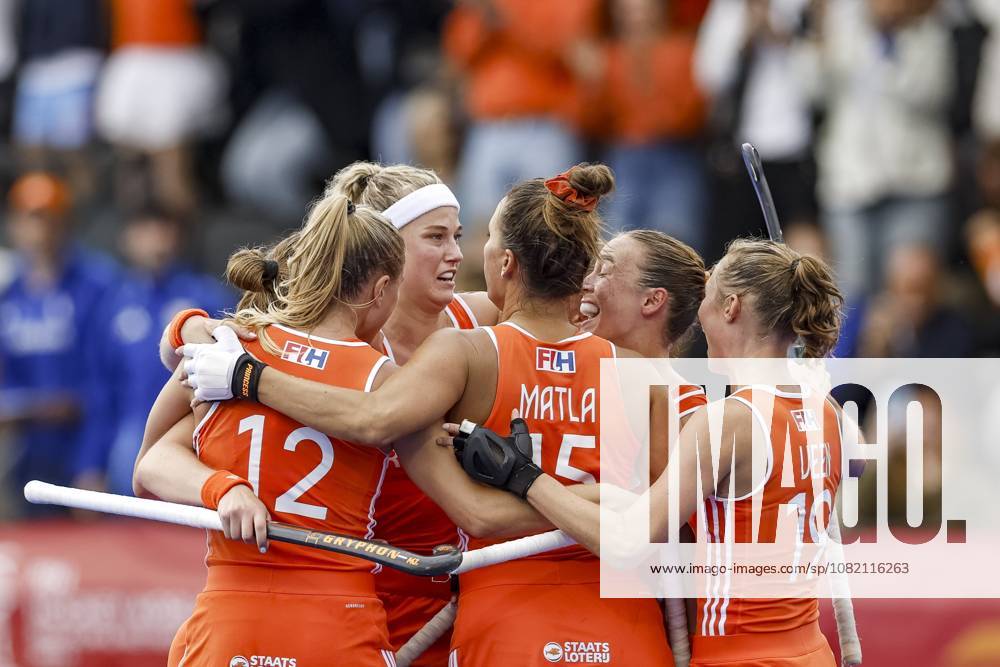 AMSTELVEEN - (lr) Luna Fokke of the Netherlands, Yibbi Jansen of the Netherlands, Frà dà rique Matla of the Netherlands, and Marijn Veen of the Netherlands celebrate the 1-0 during the Hockey World Cup final between the Netherlands and Argentina at the Wagener Stadium. SEM VAN DER WAL ANP ANPxSportx IVx 566511361 originalFilename: 566511361