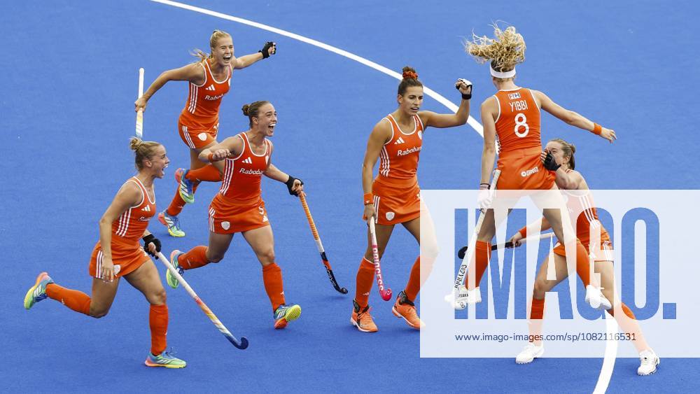 AMSTELVEEN - Dutch players celebrate Yibbi Jansen s 1-0 goal during the Hockey World Cup final between the Netherlands and Argentina at the Wagener Stadium. BAS CZERWINSKI ANP ANPxSportx IVx 566511967 originalFilename: 566511967