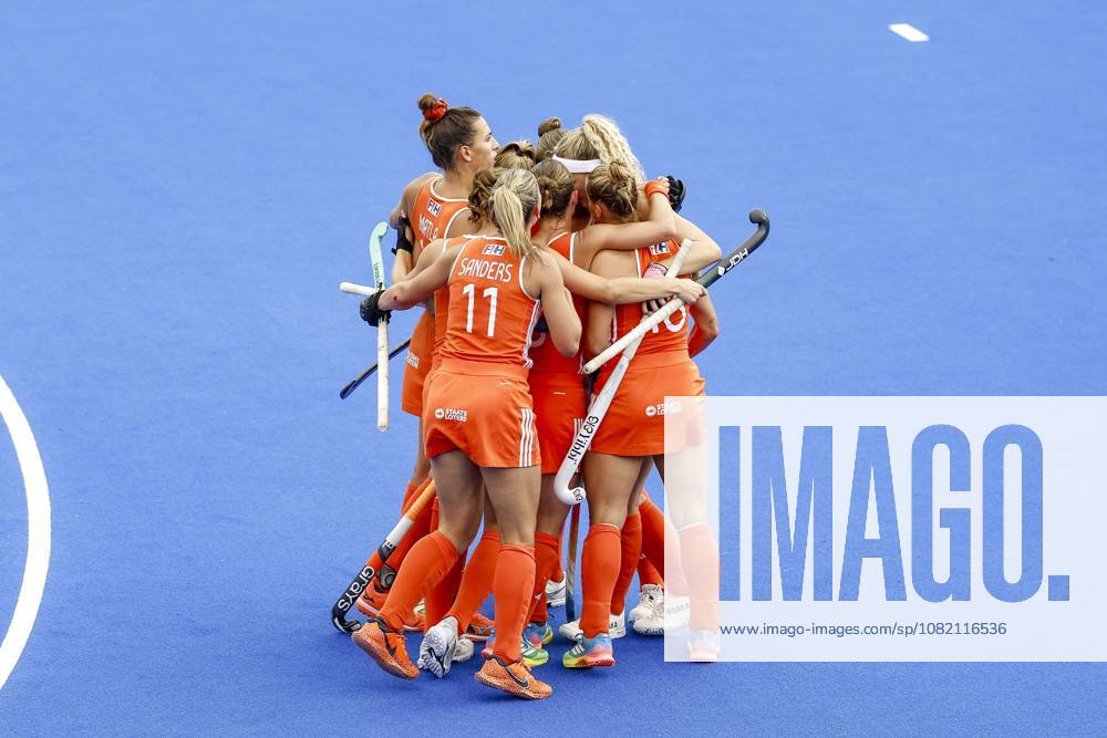 AMSTELVEEN - Dutch players celebrate Yibbi Jansen s 1-0 goal during the Hockey World Cup final between the Netherlands and Argentina at the Wagener Stadium. BAS CZERWINSKI ANP ANPxSportx IVx 566511980 originalFilename: 566511980