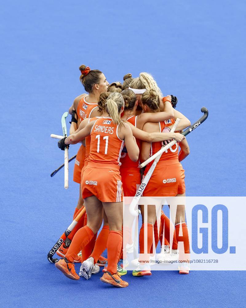 AMSTELVEEN - Dutch players celebrate Yibbi Jansen s 1-0 goal during the Hockey World Cup final between the Netherlands and Argentina at the Wagener Stadium. BAS CZERWINSKI ANP ANPxSportx IVx 566511991 originalFilename: 566511991