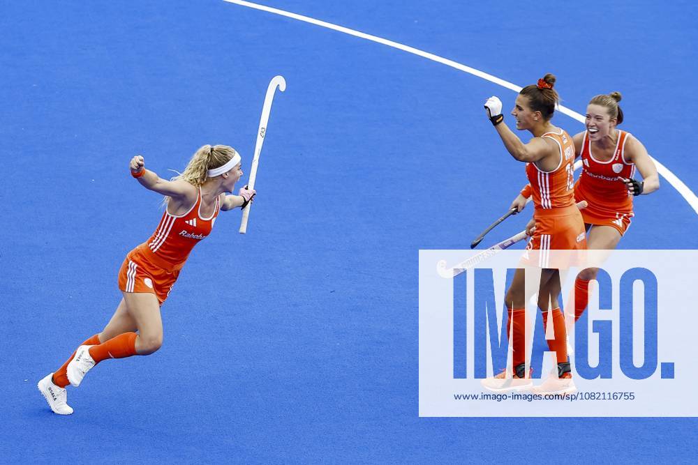 AMSTELVEEN - (lr) Yibbi Jansen of the Netherlands celebrates scoring the 1-0, Frédérique Matla of the Netherlands and Marleen Jochems of the Netherlands during the Hockey World Cup final between the Netherlands and Argentina at the Wagener Stadium. BAS CZERWINSKI ANP ANPxSportx IVx 566512107 originalFilename: 566512107