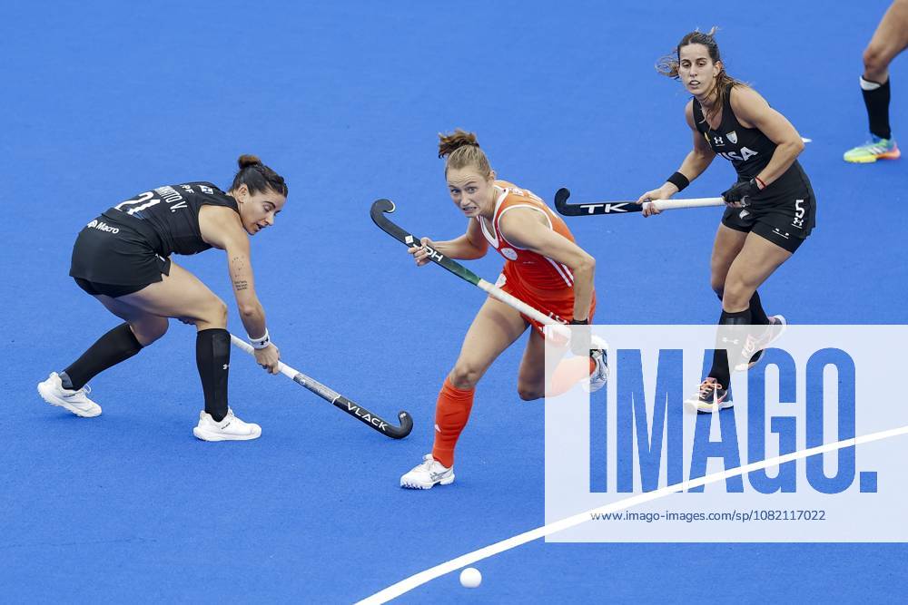 AMSTELVEEN - (lr) Victoria Granatto of Argentina, Marijn Veen of the Netherlands and Agostina Alonso of Argentina during the Hockey World Cup final between the Netherlands and Argentina at the Wagener Stadium. BAS CZERWINSKI ANP ANPxSportx IVx 566512262 originalFilename: 566512262