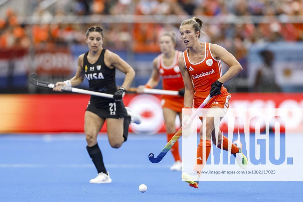 AMSTELVEEN - (lr) Victoria Granatto of Argentina and Xan de Waard of the Netherlands during the Hockey World Cup final between the Netherlands and Argentina at the Wagener Stadium. SEM VAN DER WAL ANP ANPxSportx IVx 566512359 originalFilename: 566512359