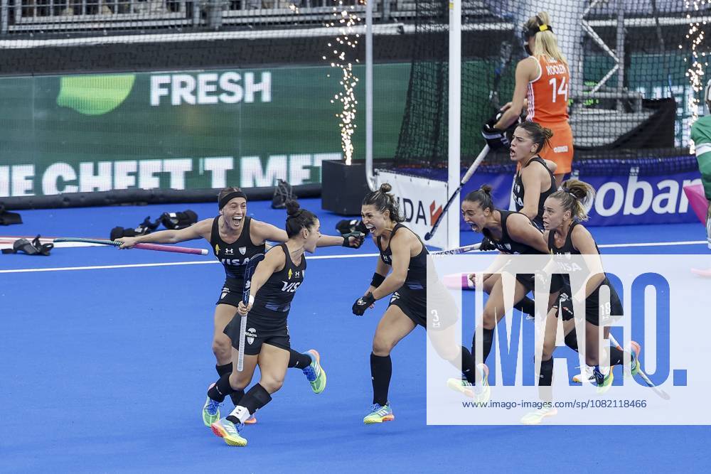 AMSTELVEEN - Argentine players celebrate the 1-1 during the Hockey World Cup final between the Netherlands and Argentina at the Wagener Stadium. BAS CZERWINSKI ANP ANPxSportx IVx 566514101 originalFilename: 566514101