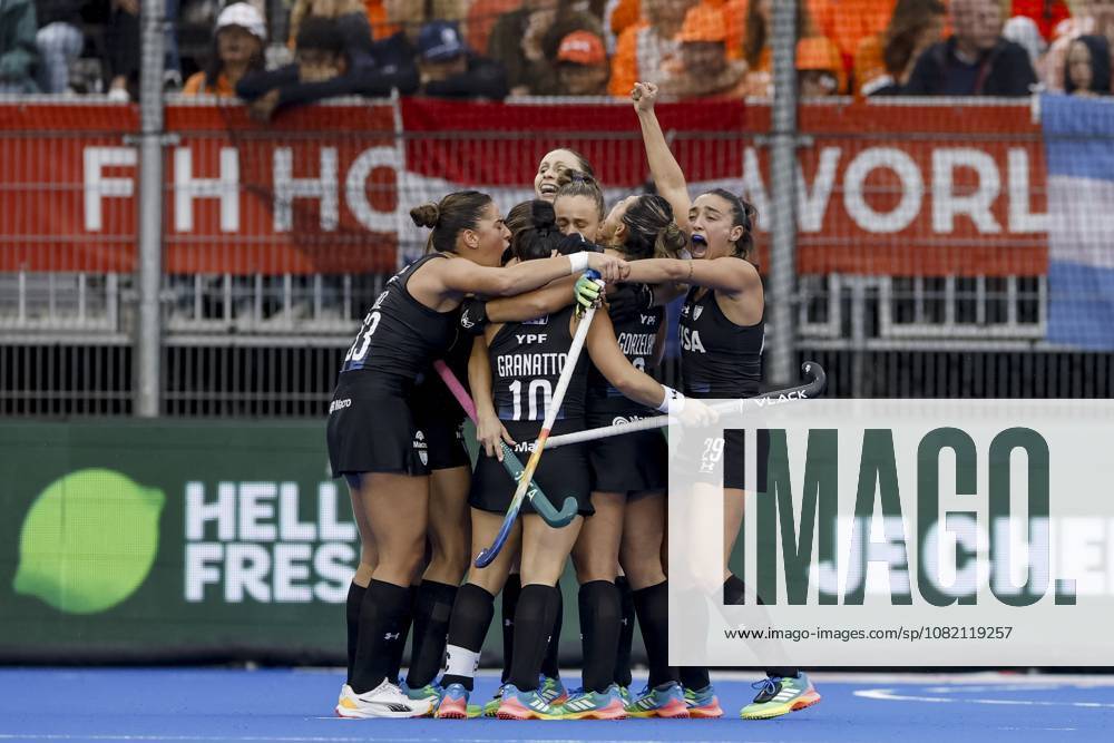 AMSTELVEEN - Argentina players celebrate Maria Granatto s 1-1 equalizer during the Hockey World Cup final between the Netherlands and Argentina at the Wagener Stadium. SEM VAN DER WAL ANP ANPxSportx IVx 566514472 originalFilename: 566514472