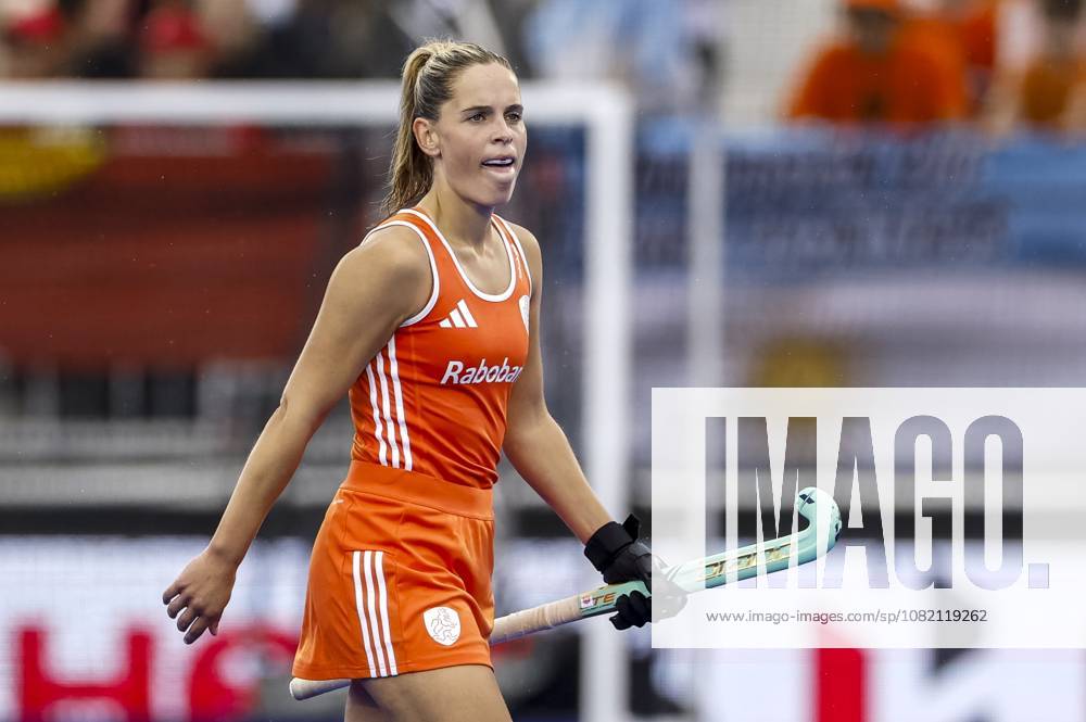 AMSTELVEEN - Pien Sanders of the Netherlands reacts after Argentina s 1-1 equalizer during the Hockey World Cup final between the Netherlands and Argentina at the Wagener Stadium. SEM VAN DER WAL ANP ANPxSportx IVx 566514701 originalFilename: 566514701