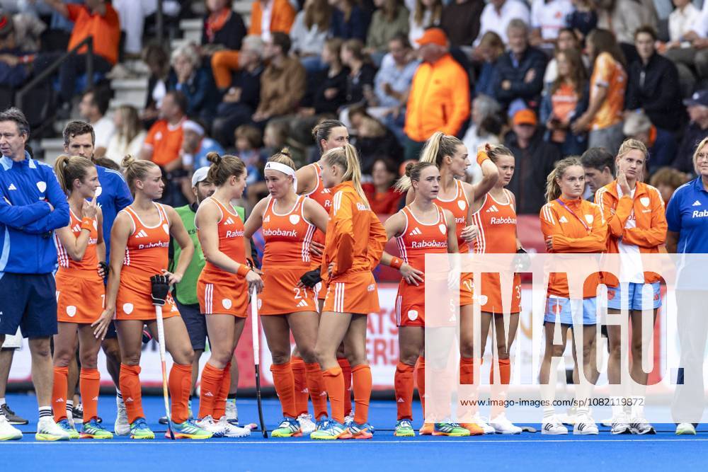 AMSTELVEEN - Dutch players await the shootouts during the Hockey World Cup final between the Netherlands and Argentina at the Wagener Stadium. SEM VAN DER WAL ANP ANPxSportx IVx 566515040 originalFilename: 566515040