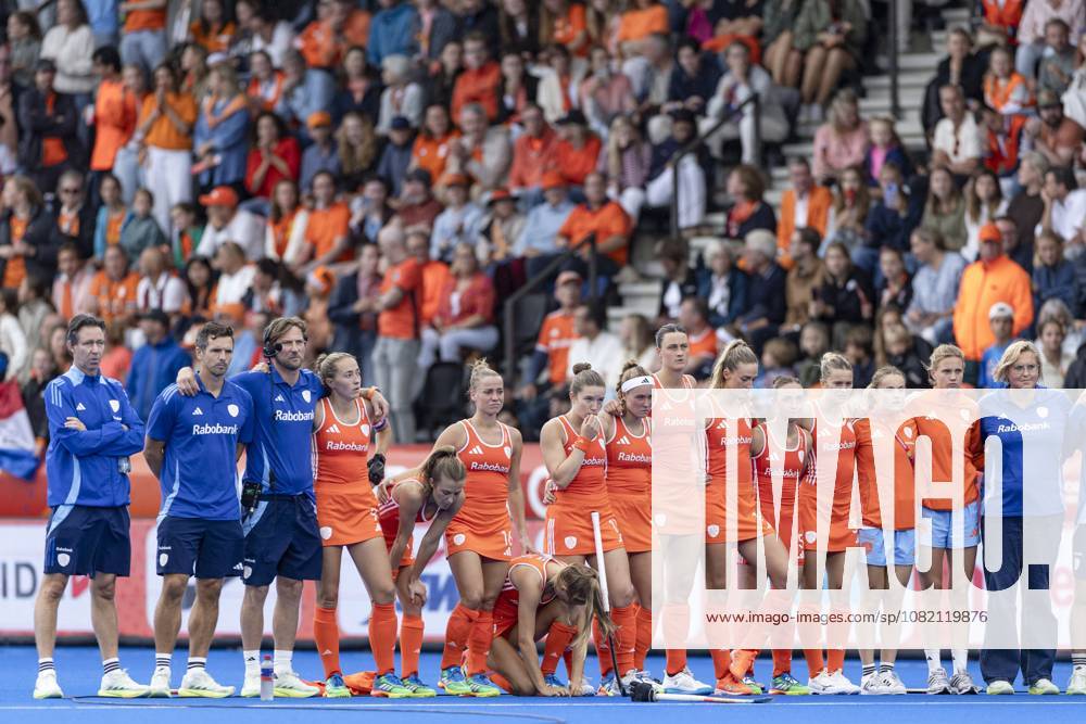 AMSTELVEEN - Dutch players watch the shootouts of the Hockey World Cup final between the Netherlands and Argentina at the Wagener Stadium. SEM VAN DER WAL ANP ANPxSportx IVx 566515326 originalFilename: 566515326
