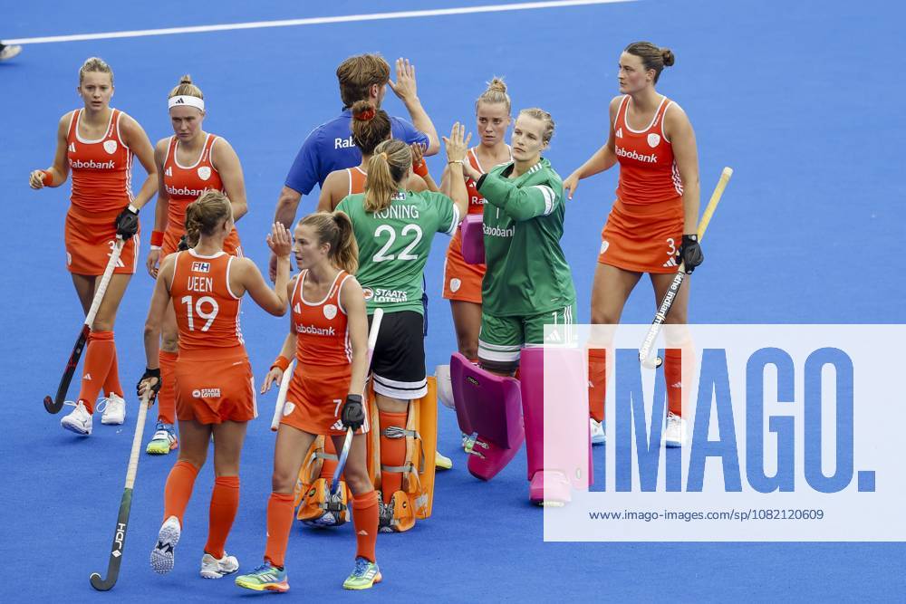 AMSTELVEEN - Dutch players prepare for the shootouts of the Hockey World Cup final between the Netherlands and Argentina at the Wagener Stadium. BAS CZERWINSKI ANP ANPxSportx IVx 566516440 originalFilename: 566516440