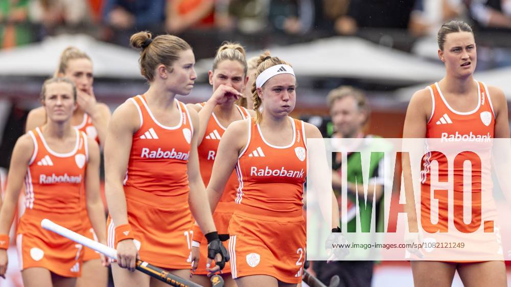 AMSTELVEEN - (lr) Xan de Waard of the Netherlands, Marleen Jochems of the Netherlands, Sanne Koolen of the Netherlands, Pien Dicke of the Netherlands and Rosa Fernig of the Netherlands react after losing the Hockey World Cup final between the Netherlands and Argentina at the Wagener Stadium. SEM VAN DER WAL ANP ANPxSportx IVx 566517344 originalFilename: 566517344