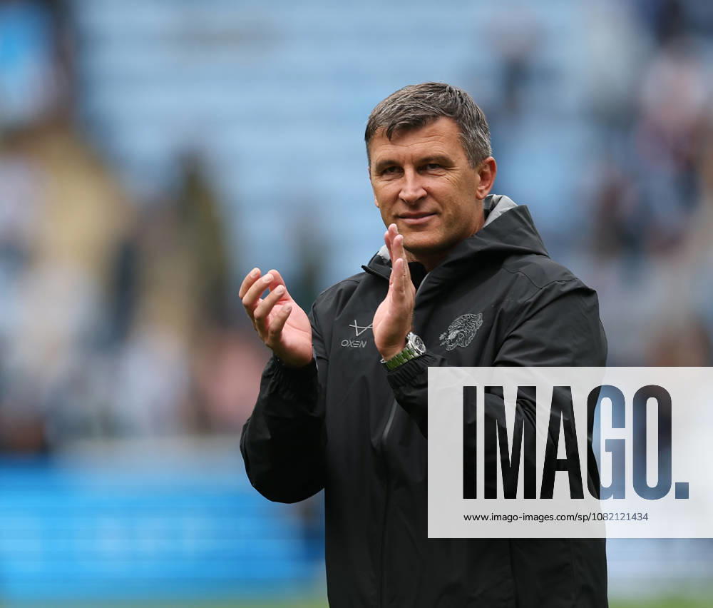 Coventry City v Hull City Premier League Hull City Manager Sergej Jakirovic thanks the fans after the game during the Premier League match at the Coventry Building Society Arena, Coventry 29 08 2026 UK Newspapers OUT