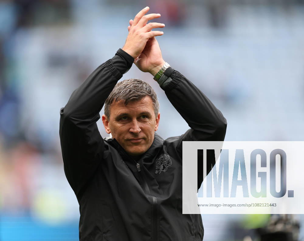 Coventry City v Hull City Premier League Hull City Manager Sergej Jakirovic thanks the fans after the game during the Premier League match at the Coventry Building Society Arena, Coventry 29 08 2026 UK Newspapers OUT