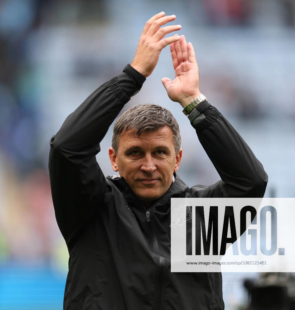 Coventry City v Hull City Premier League Hull City Manager Sergej Jakirovic thanks the fans after the game during the Premier League match at the Coventry Building Society Arena, Coventry 29 08 2026 UK Newspapers OUT