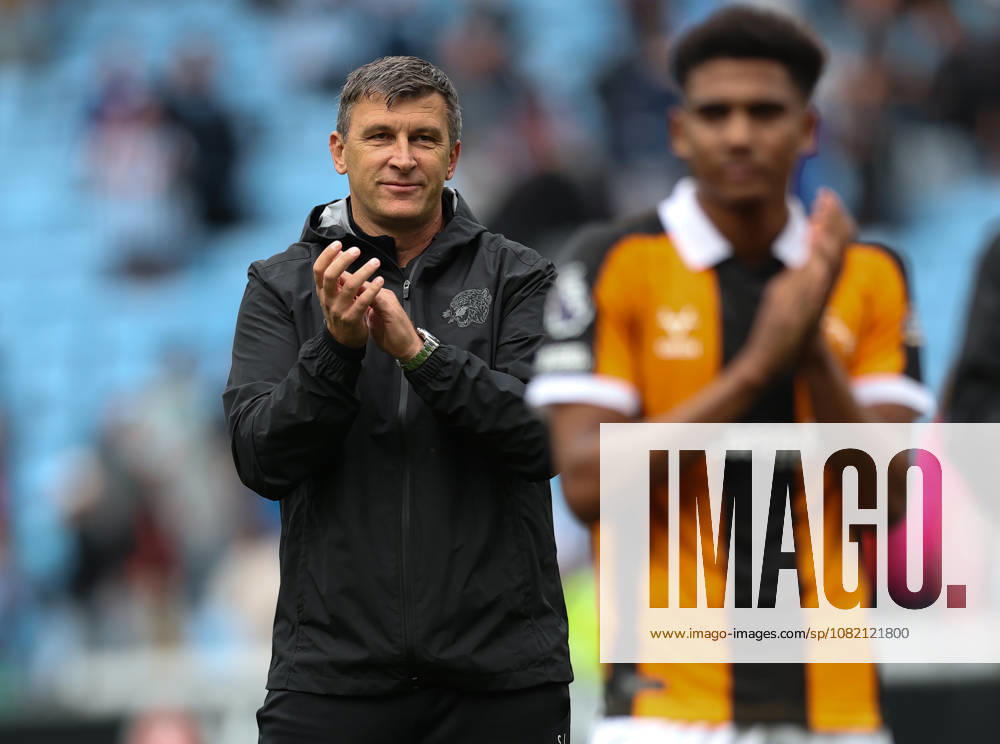 Coventry City v Hull City Premier League Hull City Manager Sergej Jakirovic thanks the fans after the game during the Premier League match at the Coventry Building Society Arena, Coventry 29 08 2026 UK Newspapers OUT