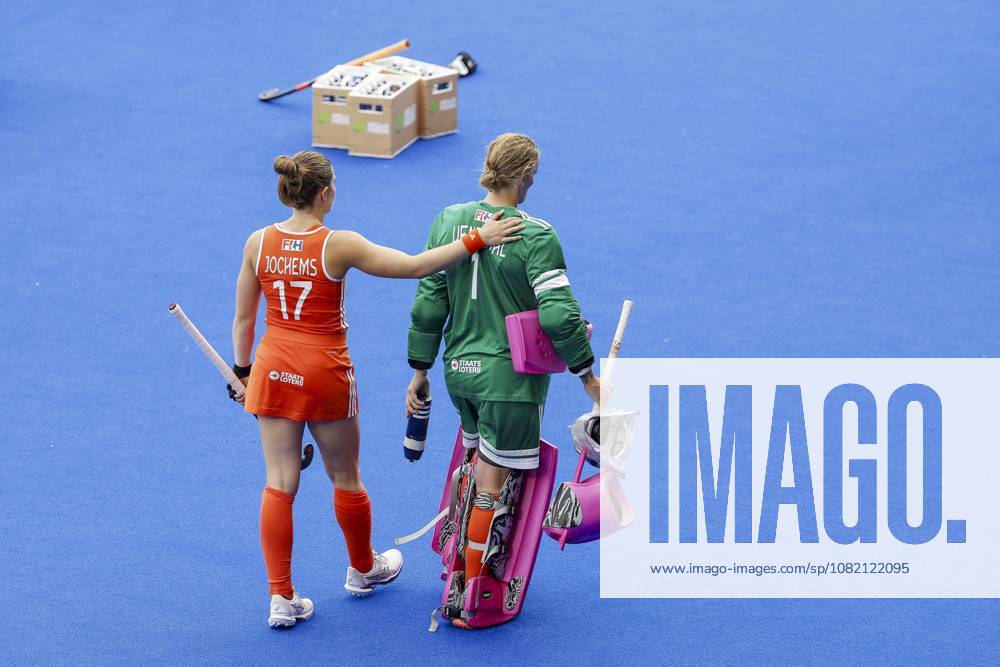 AMSTELVEEN - (lr) Marleen Jochems of the Netherlands and goalkeeper Anne Veenendaal of the Netherlands after losing the Hockey World Cup final between the Netherlands and Argentina at the Wagener Stadium. BAS CZERWINSKI ANP ANPxSportx IVx 566518360 originalFilename: 566518360