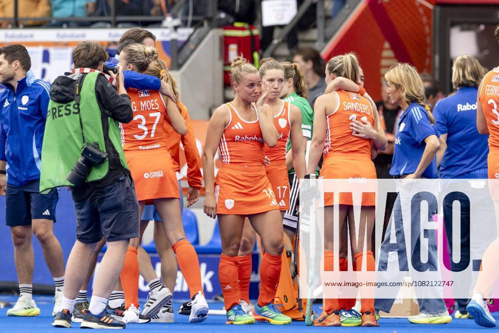 AMSTELVEEN - (lr) Guusje Moes of the Netherlands, Joosje Burg of the Netherlands, Marleen Jochems of the Netherlands, and Pien Sanders of the Netherlands react after losing the Hockey World Cup final between the Netherlands and Argentina at the Wagener Stadium. SEM VAN DER WAL ANP ANPxSportx IVx 566518846 originalFilename: 566518846