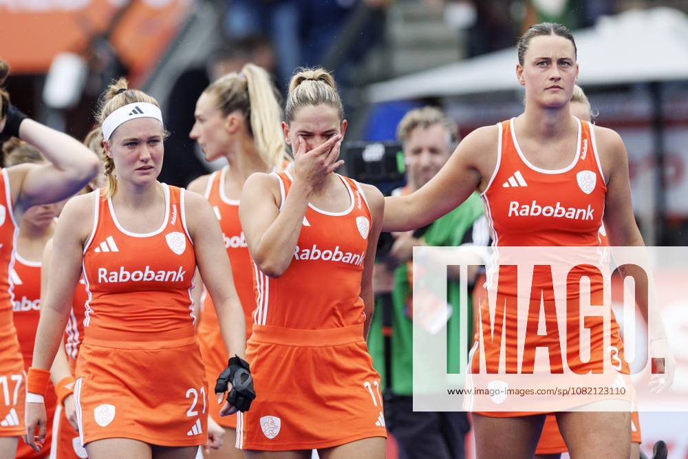 AMSTELVEEN - (lr) Pien Dicke of the Netherlands, Pien Sanders of the Netherlands and Rosa Fernig of the Netherlands react after the loss in the Hockey World Cup final between the Netherlands and Argentina at the Wagener Stadium. SEM VAN DER WAL ANP ANPxSportx IVx 566519542 originalFilename: 566519542