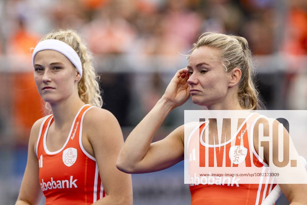 AMSTELVEEN - (lr) Yibbi Jansen of the Netherlands and Freeke Moes of the Netherlands after the loss in the Hockey World Cup final between the Netherlands and Argentina at the Wagener Stadium. SEM VAN DER WAL ANP ANPxSportx IVx 566519738 originalFilename: 566519738