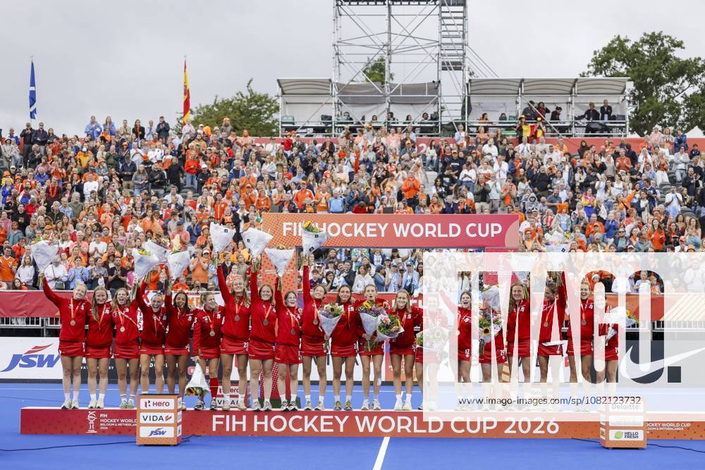 AMSTELVEEN - Belgian players on the podium with bronze medals after the Hockey World Cup final between the Netherlands and Argentina at the Wagener Stadium. SEM VAN DER WAL ANP ANPxSportx IVx 566519972 originalFilename: 566519972