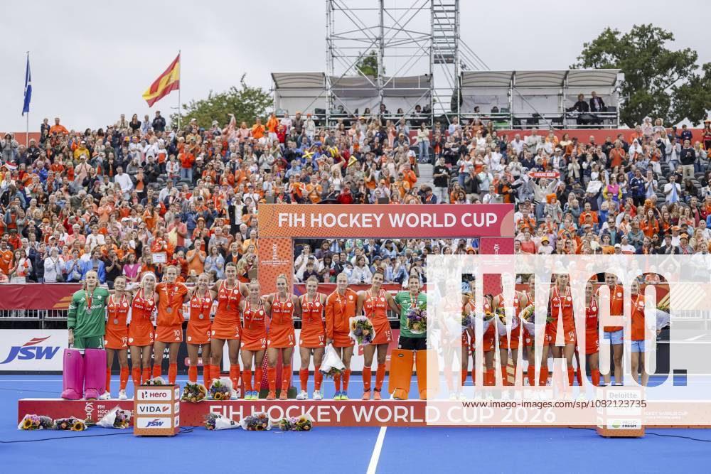 AMSTELVEEN - Dutch players on the podium with silver medals after the Hockey World Cup final between the Netherlands and Argentina at the Wagener Stadium. SEM VAN DER WAL ANP ANPxSportx IVx 566519983 originalFilename: 566519983