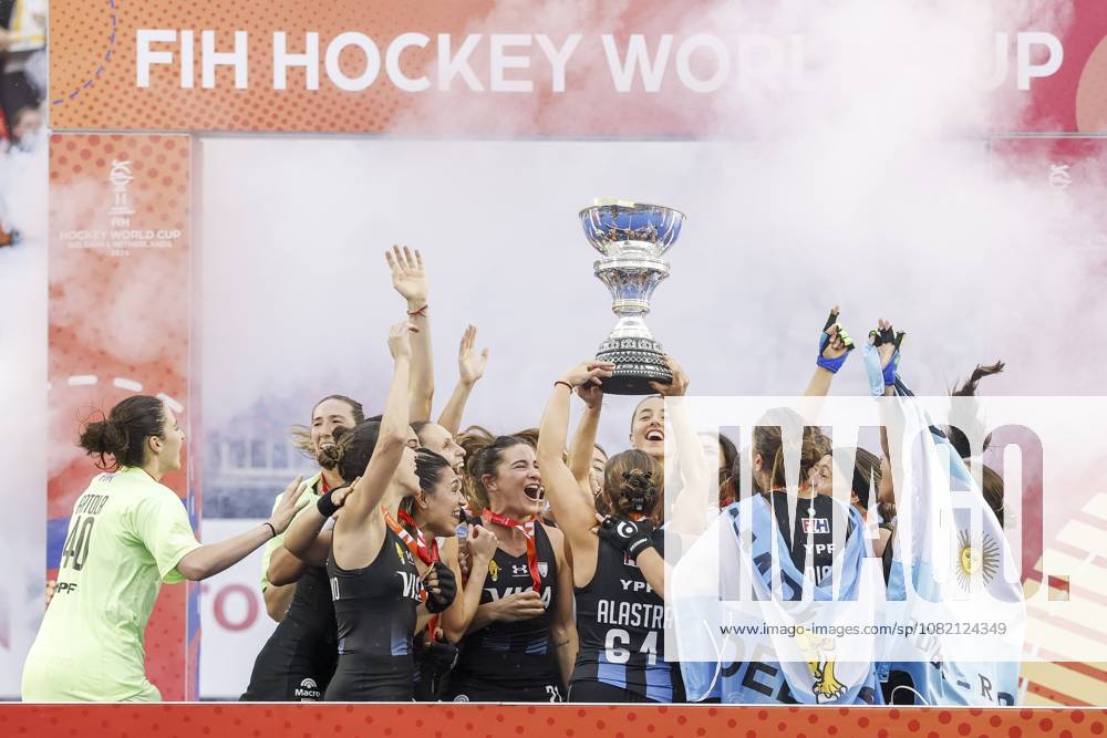 AMSTELVEEN - Players from Argentina on the podium with gold medals and the cup after the Hockey World Cup final between the Netherlands and Argentina at the Wagener Stadium. SEM VAN DER WAL ANPxSportx IVx 566520511 originalFilename: 566520511