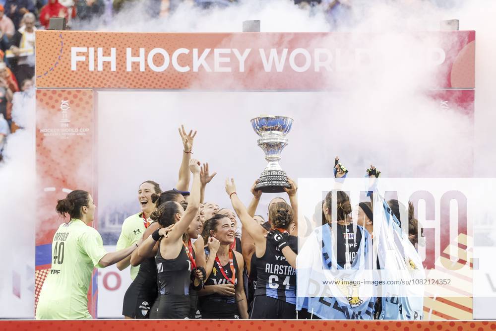 AMSTELVEEN - Players from Argentina on the podium with gold medals and the cup after the Hockey World Cup final between the Netherlands and Argentina at the Wagener Stadium. SEM VAN DER WAL ANPxSportx IVx 566520516 originalFilename: 566520516