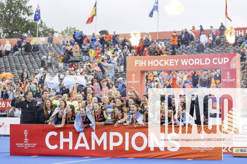 AMSTELVEEN - Players from Argentina on the podium with gold medals and the cup after the Hockey World Cup final between the Netherlands and Argentina at the Wagener Stadium. SEM VAN DER WAL ANPxSportx IVx 566520521 originalFilename: 566520521