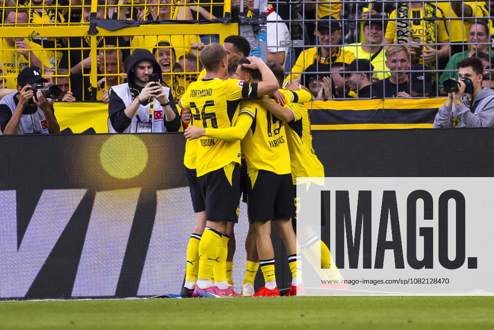 Soccer, Matchday 1 of the 1. Bundesliga, Borussia Dortmund vs. Hamburger SV. BVB players celebrate Giannis Konstantelias s goal to make it 2–0. Borussia Dortmund, Signal Iduna Park, North Rhine-Westphalia, Germany. xRHR PHOTO DEx