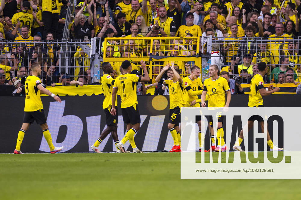 Soccer, Matchday 1 of the 1st Bundesliga, Borussia Dortmund vs. Hamburger SV. BVB players celebrate Giannis Konstantelias goal to make it 2–0. Borussia Dortmund, Signal Iduna Park, North Rhine-Westphalia, Germany. xRHR PHOTO DEx