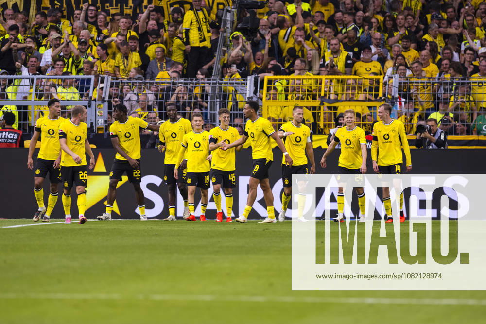 Soccer, Matchday 1 of the 1st Bundesliga, Borussia Dortmund vs. Hamburger SV. BVB players celebrate Giannis Konstantelias s goal, making the score 2–0. Borussia Dortmund, Signal Iduna Park, North Rhine-Westphalia, Germany. xRHR PHOTO DEx