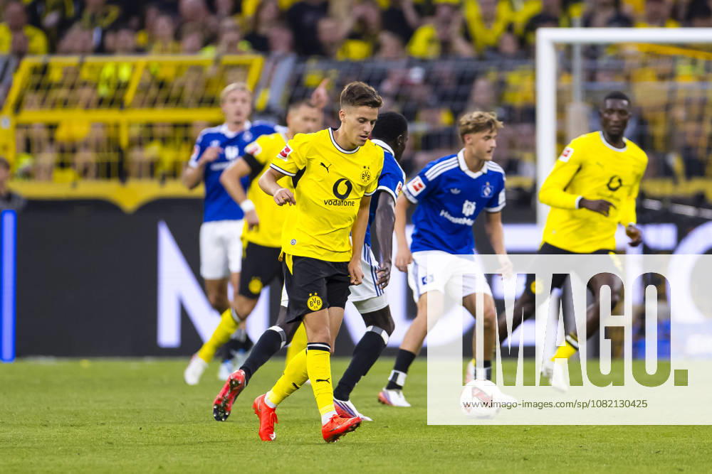 Soccer, Matchday 1 of the 1st Bundesliga, Borussia Dortmund vs. Hamburger SV, Giannis Konstantelias, Borussia Dortmund passes the ball away and then collapses, Dortmund, Signal Iduna Park, North Rhine-Westphalia, Germany, xRHR, PHOTO DEx