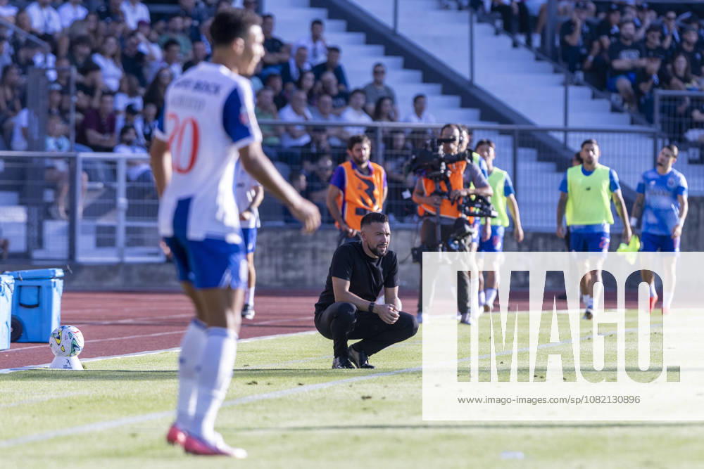 Viseu, August 29 - Francesco Farioli head coach of FC Porto is seen watching the game during the Academico de Viseu FC x FC Porto match for the Liga Portugal Betclic 2026 27 on August 29, 2026 at Estadio Municipal do Fontelo, Viseu, Portugal Sao Torcato Portugal - ZUMAl192 20260829_zsp_l192_049