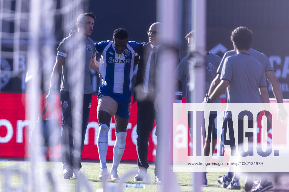 Academico Viseu v FC Porto - Liga Portugal Betclic 2026 27 Viseu, August 29 - Zaidu Sanusi of FC Porto is seen with an injury leaving the pitch during the Academico de Viseu FC x FC Porto match for the Liga Portugal Betclic 2026 27 on August 29, 2026 at Estadio Municipal do Fontelo, Viseu, Portugal Viseu VIseu Portugal