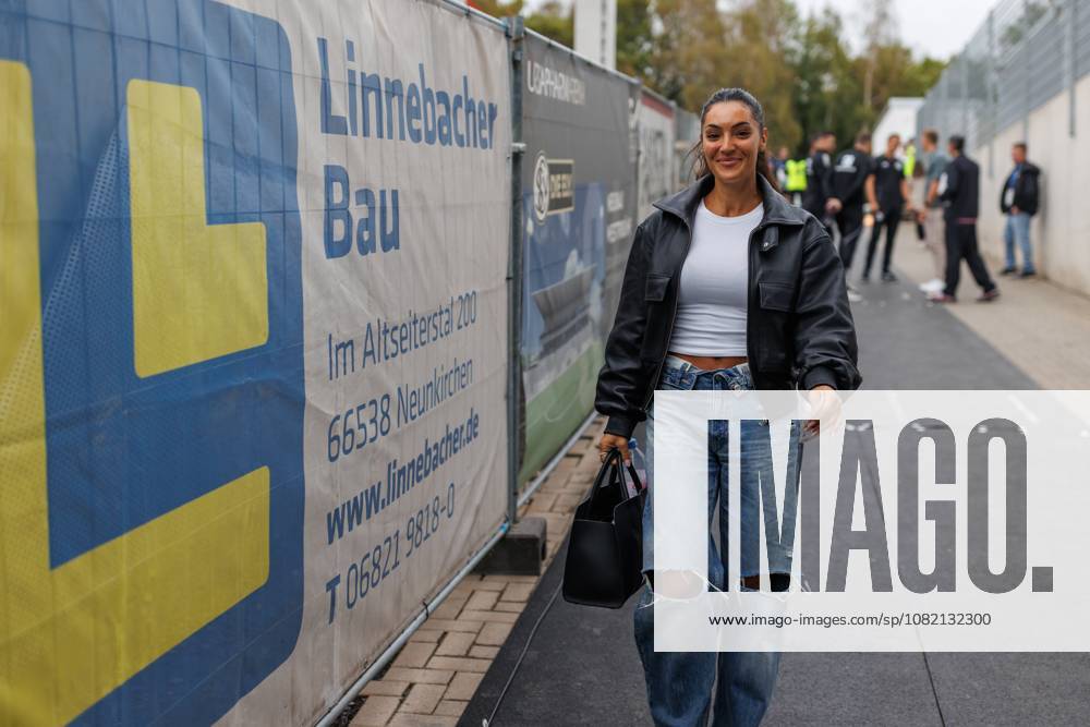 Valentina Maceri, Reporter; Emotions, Gestures, Body Language, Facial Expressions, Cutout, Portrait; SV Elversberg vs. Bayer 04 Leverkusen, Soccer, Bundesliga 1, Matchday 1, 2026–2027 Season, August 29, 2026 SV Elversberg vs. Bayer 04 Leverkusen, soccer, Bundesliga 1, Matchday 1, 2026–2027 season