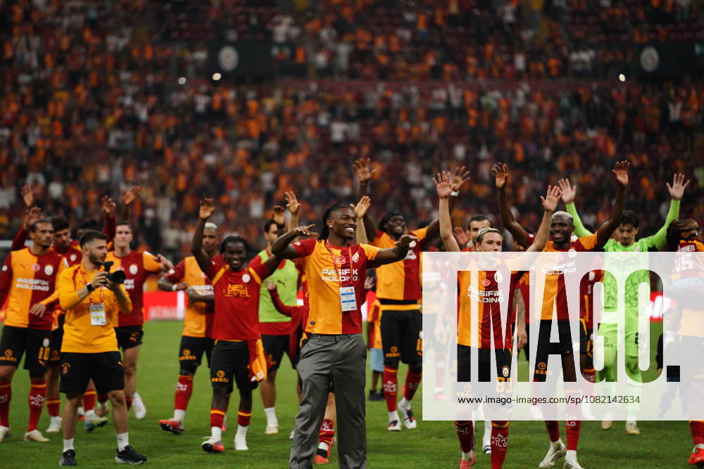 Rafael Leao (C-L), and Aleksey Batrakov (C-R), a new signings for Galatasaray, greets fans after the Turkish Super League 2026 27 match between Galatasaray and Goztepe at the Ali Sami Yen Sports Complex RAMS Park Stadium in Istanbul, Turkey, on August 29, 2026. Sariyer Turkey - ZUMAu194 20260830_zip_u194_004