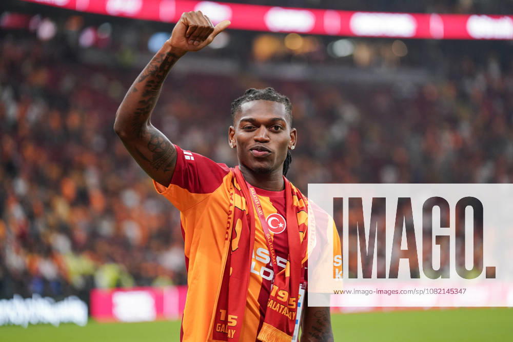 Galatasaray v Goztepe - Turkish Super Lig ISTANBUL, TURKIYE - AUGUST 29: Galatasaray s new signing Rafael Leao greets the fans after the Turkish Super Lig week 3 match between Galatasaray and Goztepe at RAMS Park in Istanbul, Turkiye on August 29, 2026. Cemal Yurttas Anadolu Istanbul Turkey. Editorial use only. Please get in touch for any other usage.