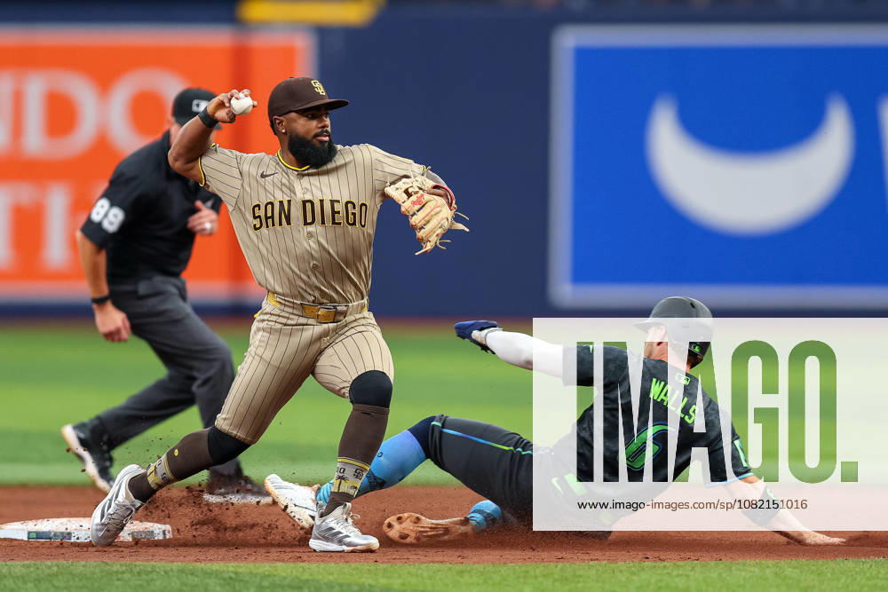 San Diego Padres left fielder LUIS RENGIFO (21) throws to first base during a double play against Tampa Bay Rays. The Tampa Bay Rays hosted the San Diego Padres at Tropicana Field in St. Petersburg, FL. MLB, Baseball Herren, USA 2026: San Diego Padres 6:7 Tampa Bay Rays - ZUMAm299 20260829_znp_m299_018