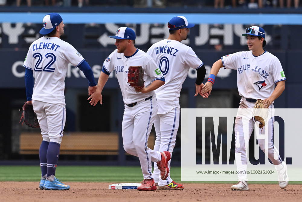 Toronto Blue Jays, from left, Ernie Cement, Myles Straw, Andres Gimenez and Brett Bateman celebrate after their team defeated the Seattle Mariners in MLB, Baseball Herren, USA baseball action in Toronto on Saturday, Aug. 29, 2026. Canada News - August 29, 2026 - ZUMAc35_ 20260829_zaf_c35_144