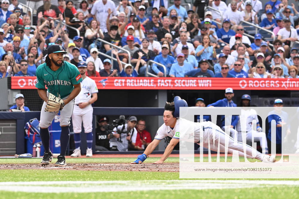Blue Jays outfielder Brett Bateman, right, scores on a wild pitch against the Seattle Mariners in a Major League Baseball game in Toronto on Aug. 29, 2026. Canada News - August 29, 2026 - ZUMAc35_ 20260829_zaf_c35_143