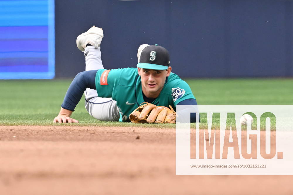 Seattle Mariners second baseman Cole Young (2) is unable to field a ground ball single off the bat of Toronto Blue Jays Myles Straw during fifth inning MLB, Baseball Herren, USA baseball action in Toronto on Saturday, Aug. 29, 2026. Canada News - August 29, 2026 - ZUMAc35_ 20260829_zaf_c35_125