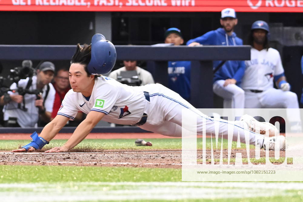 Toronto Blue Jays Brett Bateman, right, scores on a wild pitch during fifth inning MLB, Baseball Herren, USA baseball action against the Seattle Mariners, in Toronto on Saturday, Aug. 29, 2026. Canada News - August 29, 2026 - ZUMAc35_ 20260829_zaf_c35_127