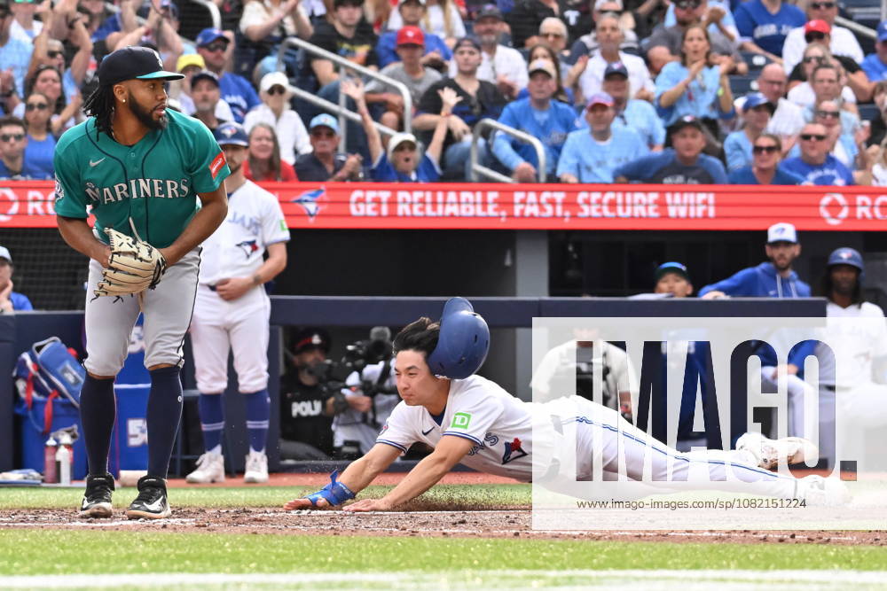 Toronto Blue Jays Brett Bateman, right, scores on a wild pitch as Seattle Mariners left fielder Randy Arozarena (56) looks on during fifth inning MLB, Baseball Herren, USA baseball action in Toronto on Saturday, Aug. 29, 2026. Canada News - August 29, 2026 - ZUMAc35_ 20260829_zaf_c35_128