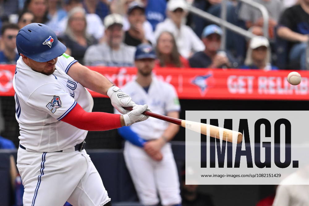 Toronto Blue Jays Alejandro Kirk (30) hits an RBI single against the Seattle Mariners during sixth inning MLB, Baseball Herren, USA baseball action in Toronto on Saturday, Aug. 29, 2026. Canada News - August 29, 2026 - ZUMAc35_ 20260829_zaf_c35_134