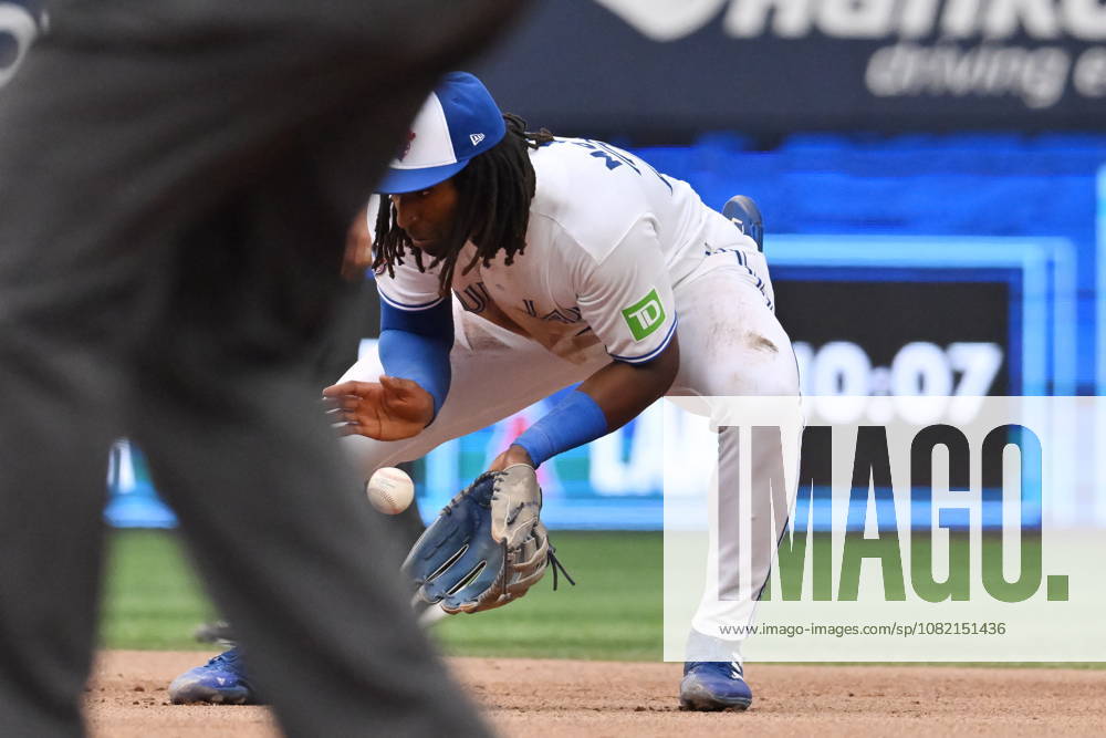 Toronto Blue Jays second baseman Charles McAdoo (26) fields a ground ball off the bat of Seattle Mariners Brock Rodden during seventh inning MLB, Baseball Herren, USA baseball action in Toronto on Saturday, Aug. 29, 2026. Canada News - August 29, 2026 - ZUMAc35_ 20260829_zaf_c35_137
