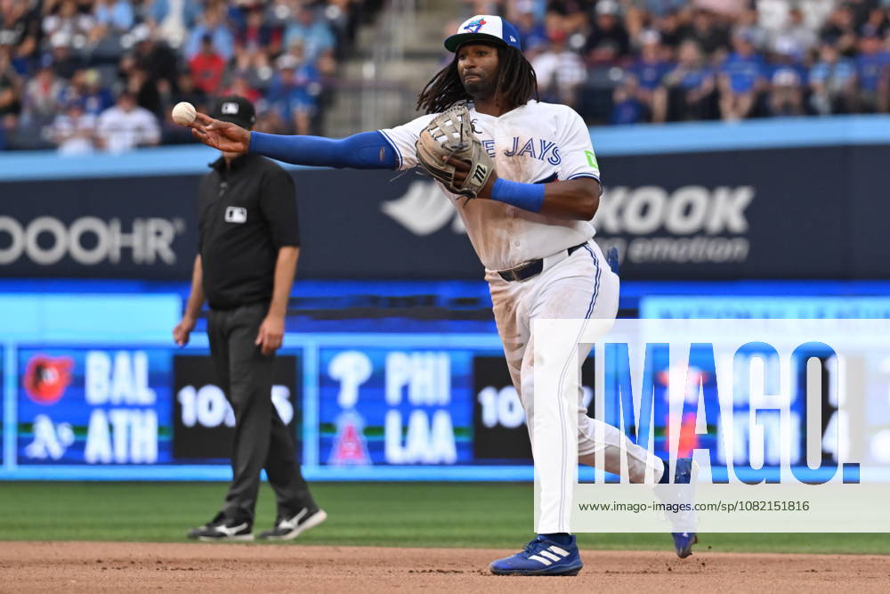 Toronto Blue Jays second baseman Charles McAdoo (26) throws to first base to put out Seattle Mariners shortstop Brock Rodden during seventh inning MLB, Baseball Herren, USA baseball action in Toronto on Saturday, Aug. 29, 2026. Canada News - August 29, 2026 - ZUMAc35_ 20260829_zaf_c35_138