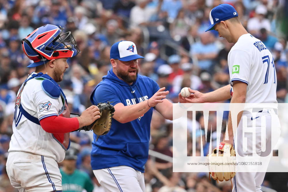 Toronto Blue Jays manager John Schneider, centre, takes relief pitcher Tyler Rogers (71) out of the game against the Seattle Mariners during eighth inning MLB, Baseball Herren, USA baseball action in Toronto on Saturday, Aug. 29, 2026. Canada News - August 29, 2026 - ZUMAc35_ 20260829_zaf_c35_139