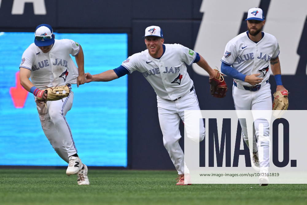 Toronto Blue Jays, from left, Brett Bateman, Myles Straw and Nathan Lukes celebrate in the outfield after their team defeated the Seattle Mariners in MLB, Baseball Herren, USA baseball action in Toronto on Saturday, Aug. 29, 2026. Canada News - August 29, 2026 - ZUMAc35_ 20260829_zaf_c35_140