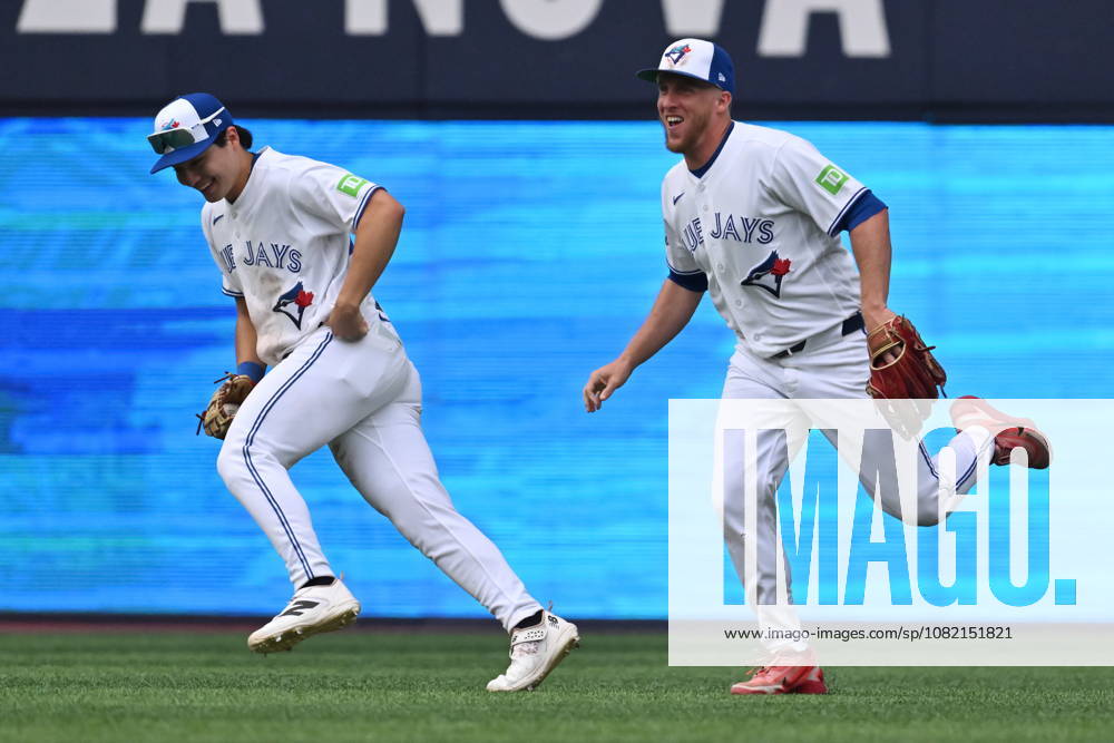 Toronto Blue Jays Brett Bateman, left, and Myles Straw celebrate in the outfield after their team defeated the Seattle Mariners in MLB, Baseball Herren, USA baseball action in Toronto on Saturday, Aug. 29, 2026. Canada News - August 29, 2026 - ZUMAc35_ 20260829_zaf_c35_141